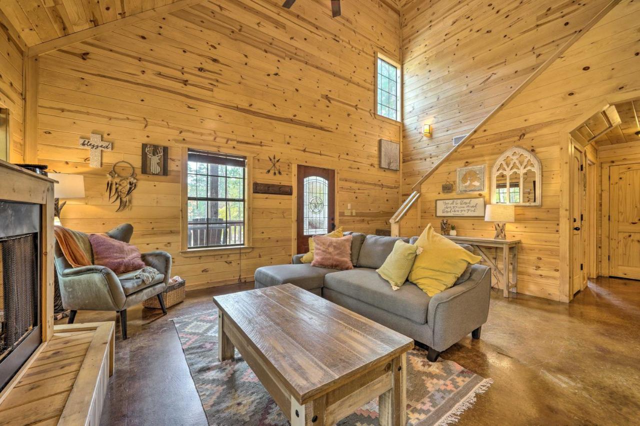 Cabin With Hot Tub And Games, 4 Mi To Beavers Bend! Broken Bow Exteriör bild