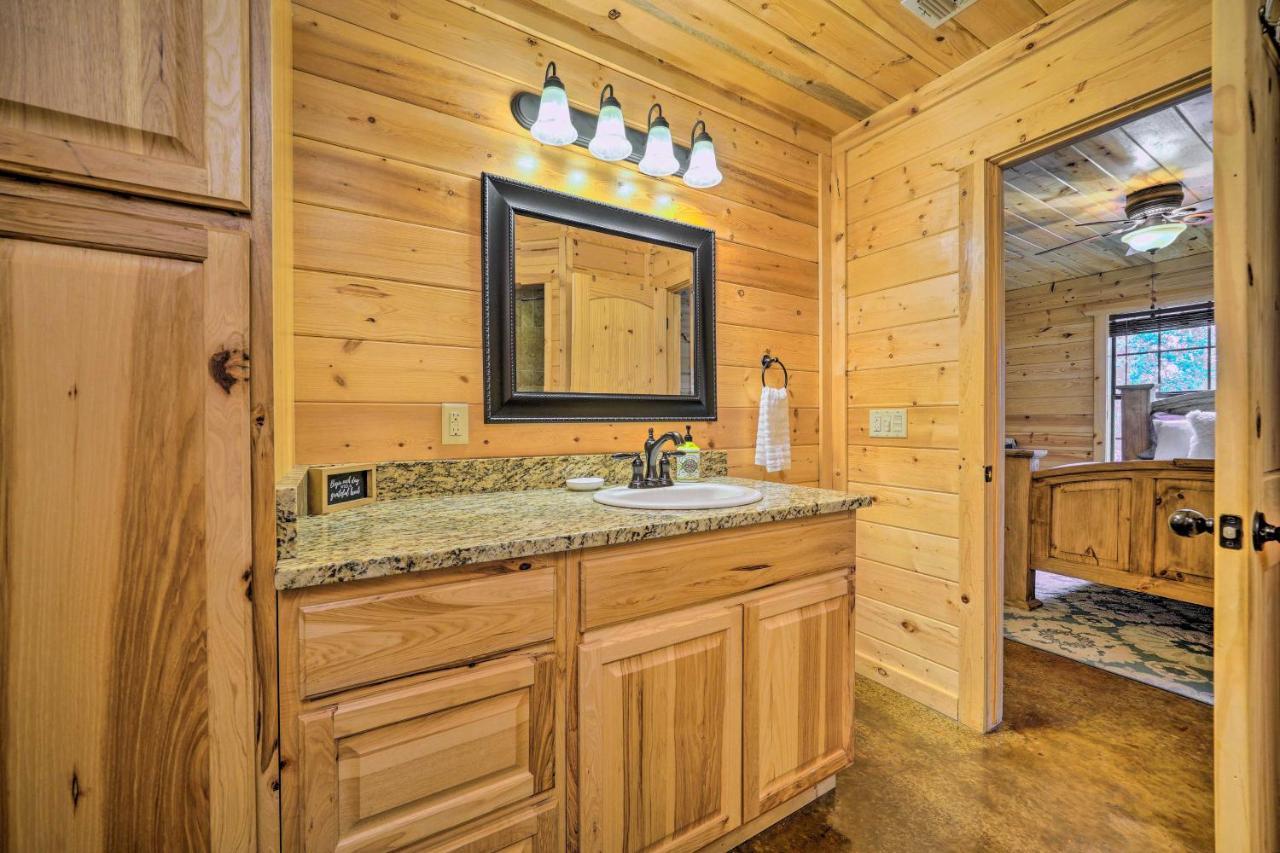 Cabin With Hot Tub And Games, 4 Mi To Beavers Bend! Broken Bow Exteriör bild