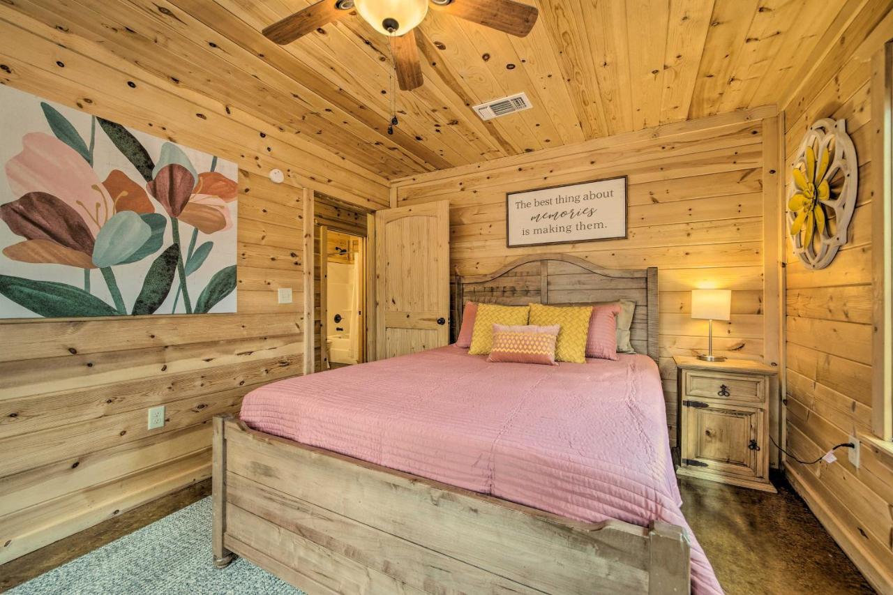 Cabin With Hot Tub And Games, 4 Mi To Beavers Bend! Broken Bow Exteriör bild