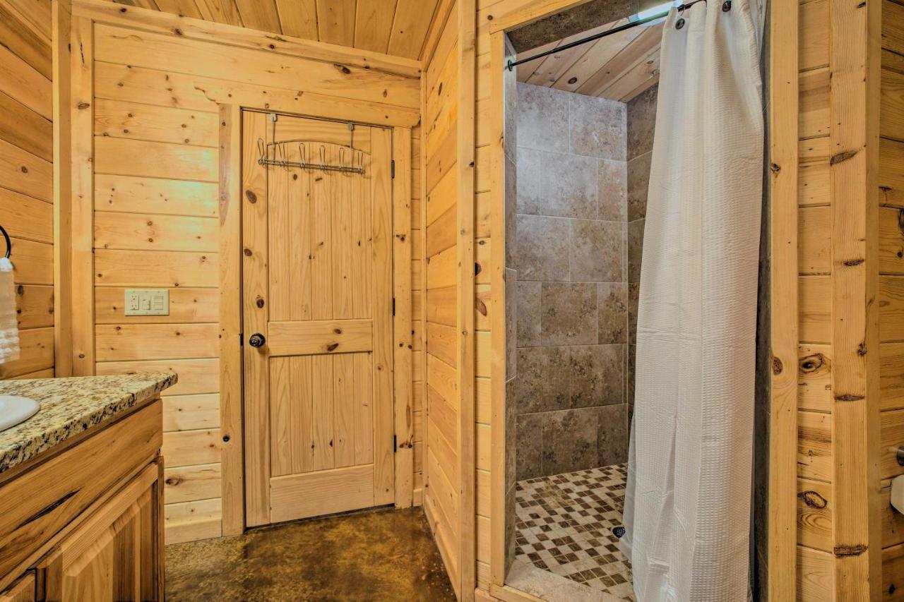 Cabin With Hot Tub And Games, 4 Mi To Beavers Bend! Broken Bow Exteriör bild
