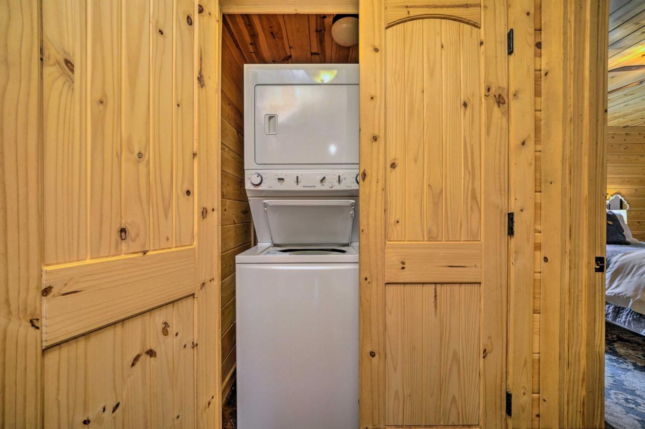 Cabin With Hot Tub And Games, 4 Mi To Beavers Bend! Broken Bow Exteriör bild
